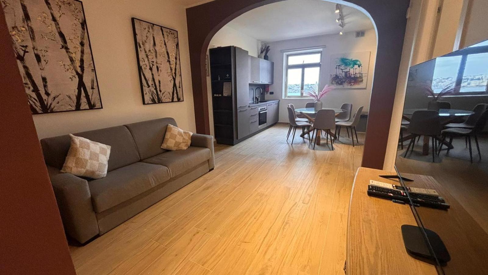 Apartment Heart, 3